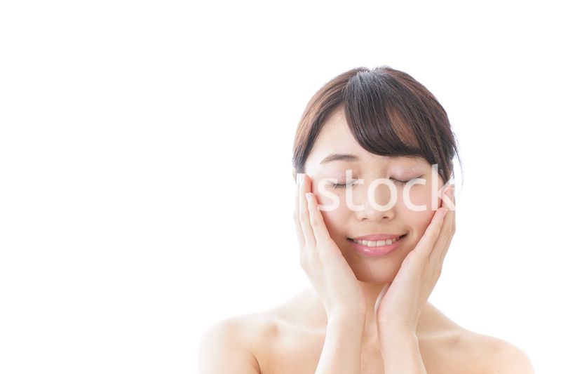 スキンケアをする若い女性