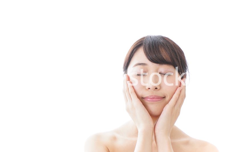 スキンケアをする若い女性