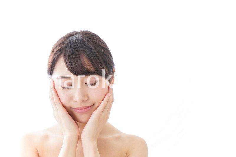 スキンケアをする若い女性