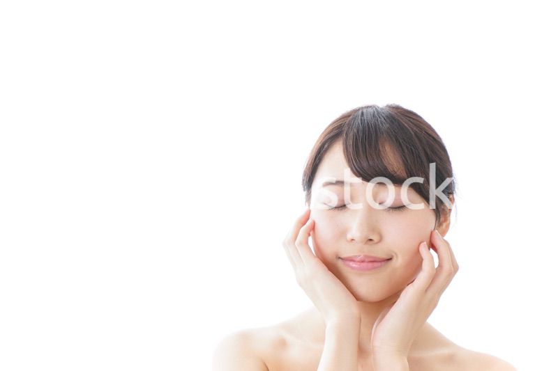 スキンケアをする若い女性