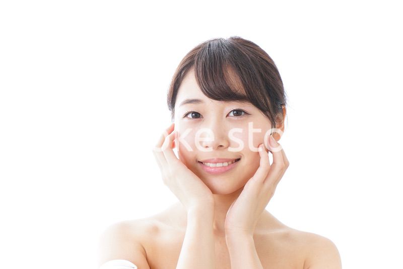 スキンケアをする若い女性