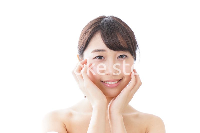 スキンケアをする若い女性