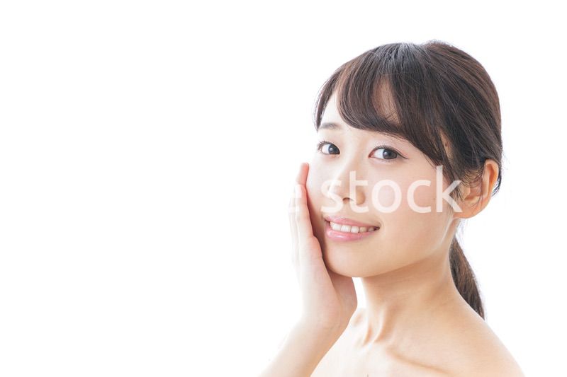 スキンケアをする若い女性