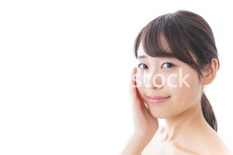 スキンケアをする若い女性