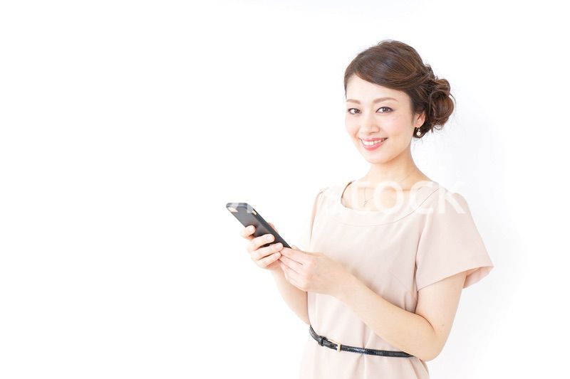 スマホを使うおしゃれ着の女性