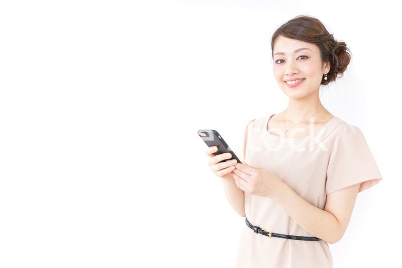 スマホを使うおしゃれ着の女性
