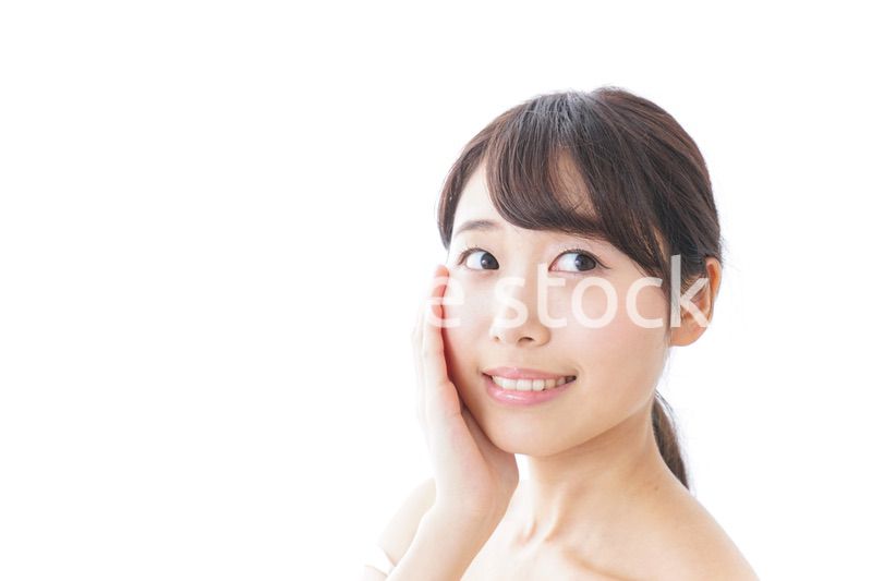 スキンケアをする若い女性