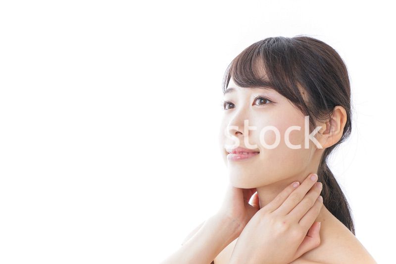 スキンケアをする若い女性