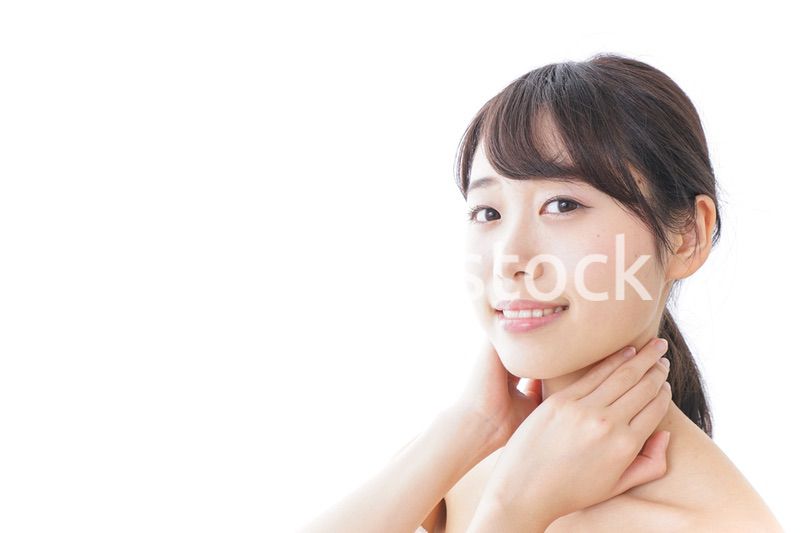 スキンケアをする若い女性