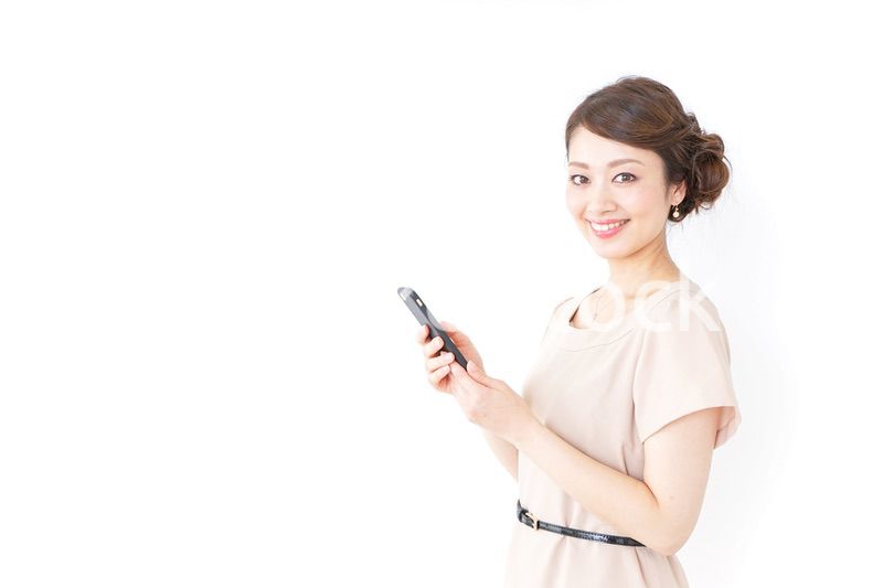 スマホを使うおしゃれ着の女性