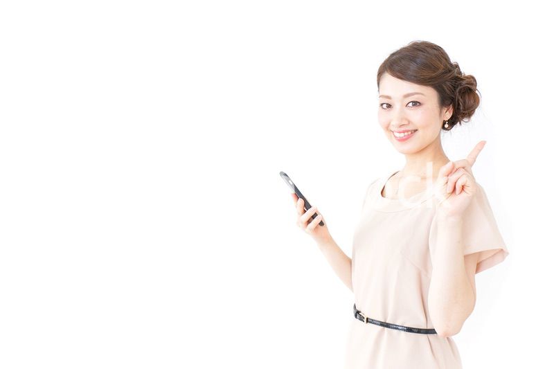 指をさすおしゃれ着の女性