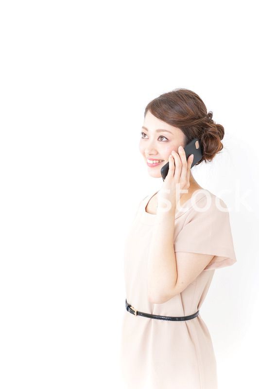 スマホを使うおしゃれ着の女性