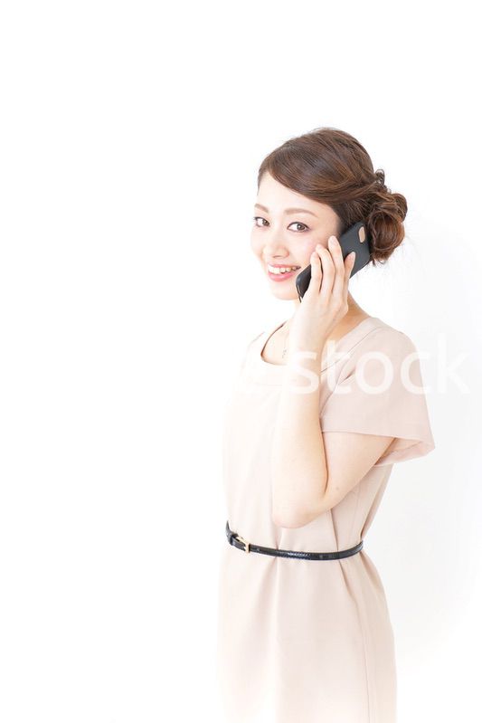 スマホを使うおしゃれ着の女性