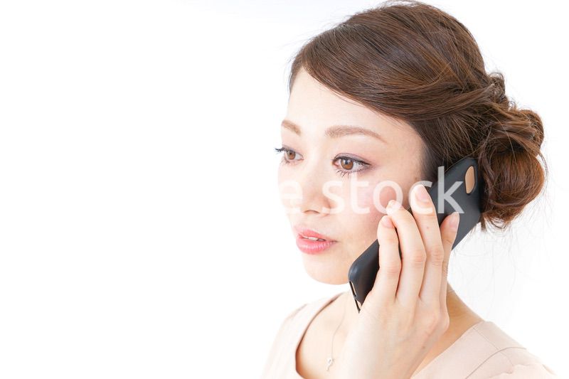 スマホを使うおしゃれ着の女性