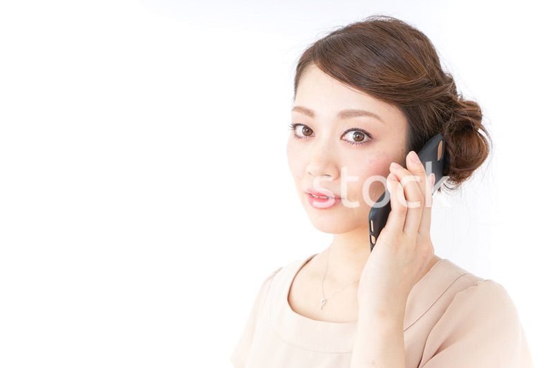 スマホを使うおしゃれ着の女性