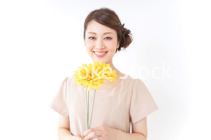 花を持つ女性