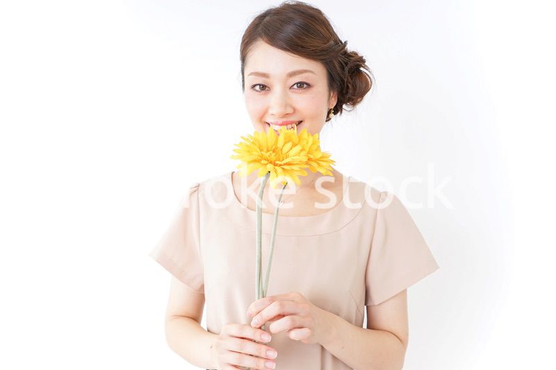 花を持つ女性
