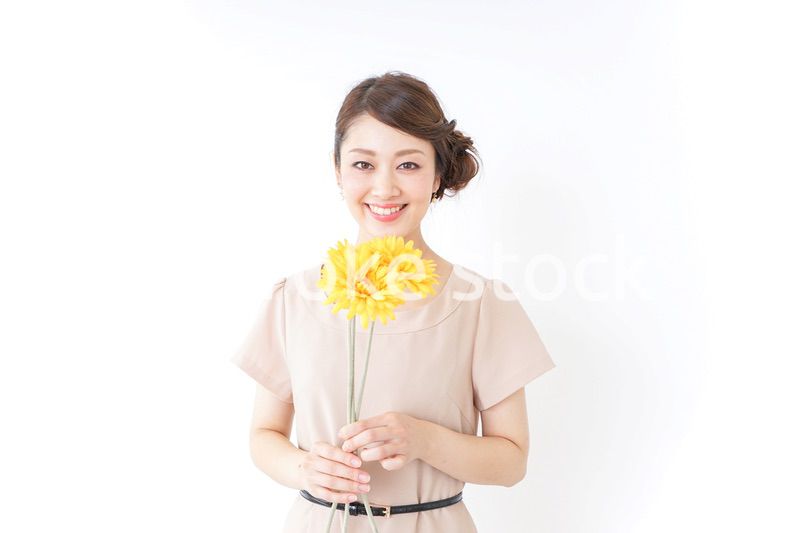 花を持つ女性