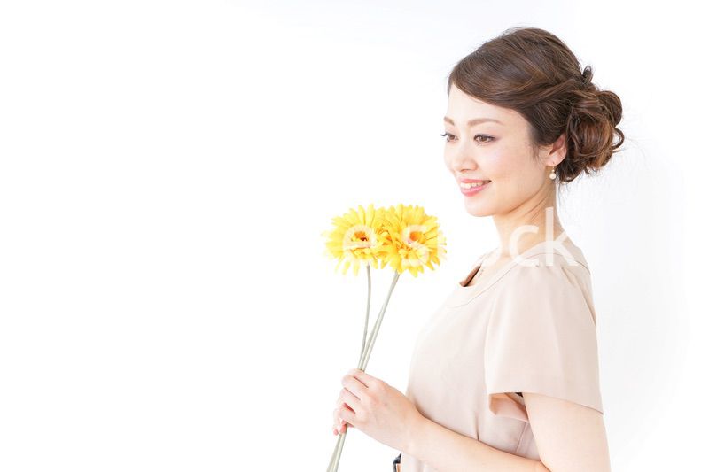 花を持つ女性