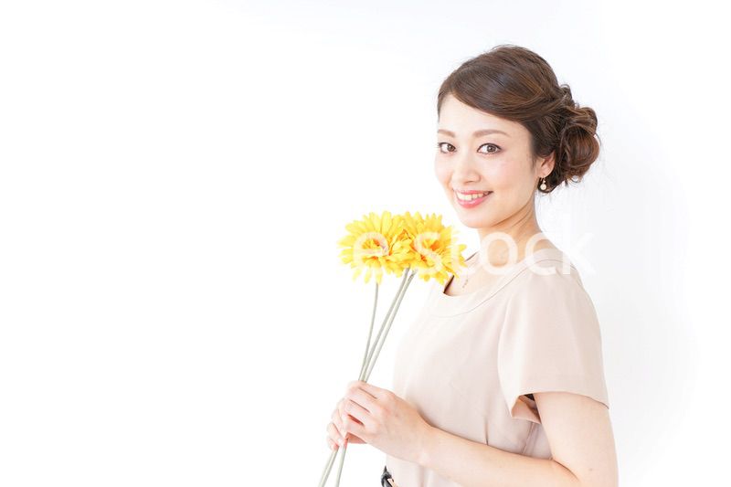 花を持つ女性