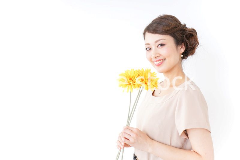 花を持つ女性