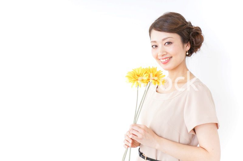 花を持つ女性