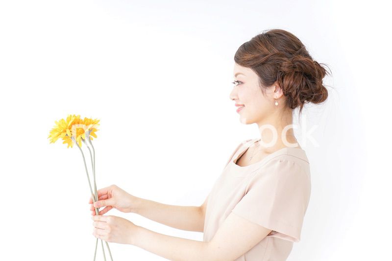 花を持つ女性