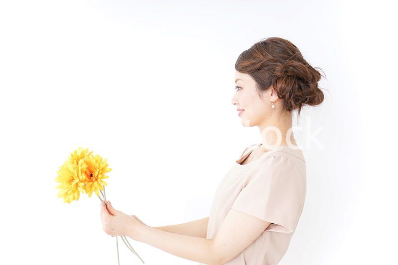 花を持つ女性