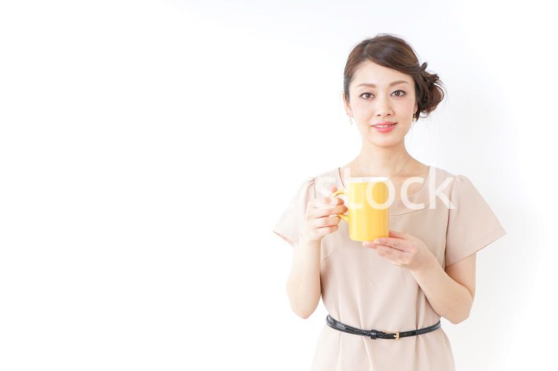 マグカップを持つ女性