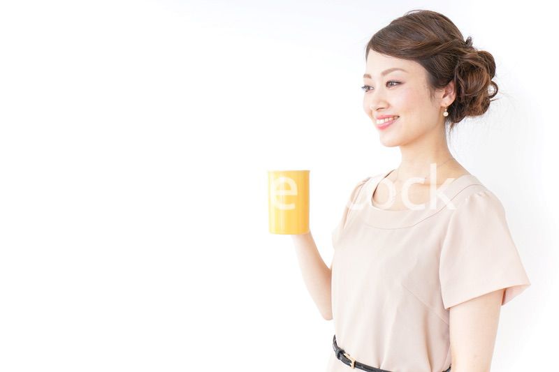 マグカップを持つ女性