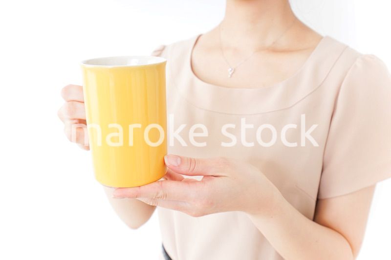 マグカップを持つ女性