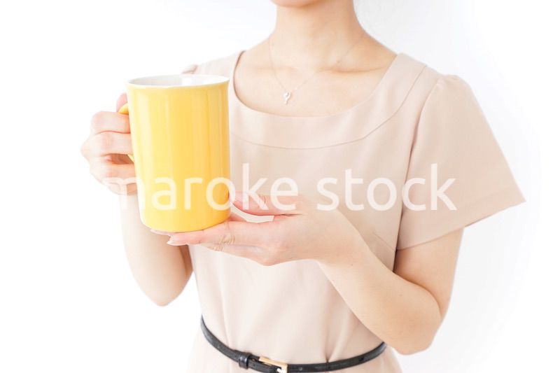 マグカップを持つ女性