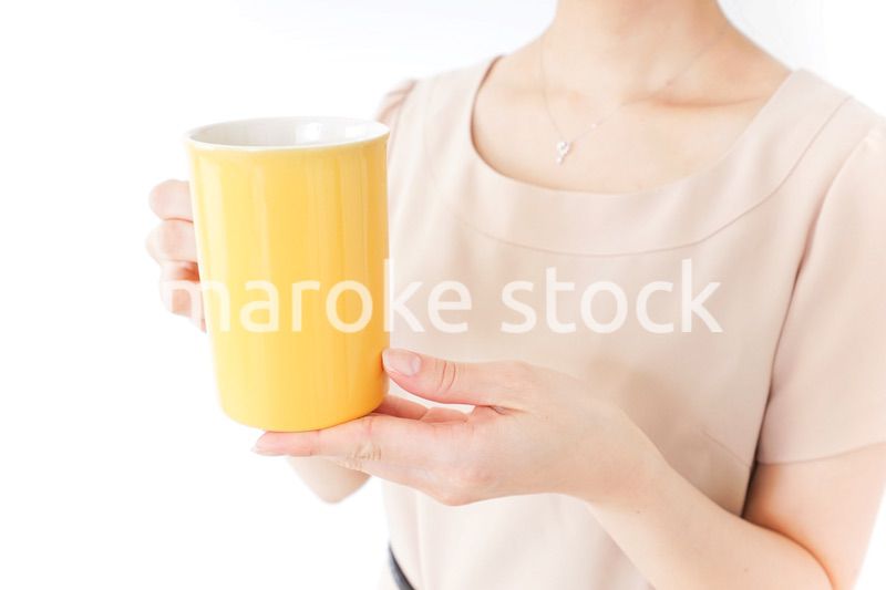 マグカップを持つ女性