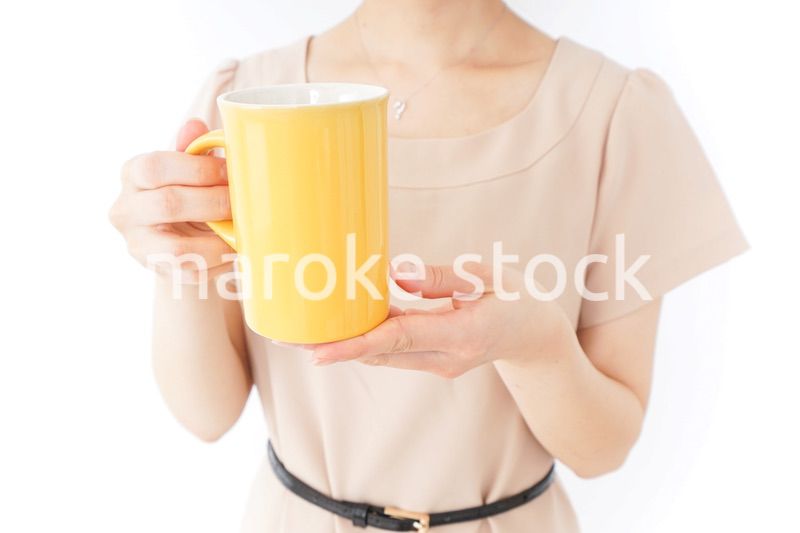 マグカップを持つ女性