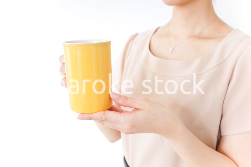 マグカップを持つ女性