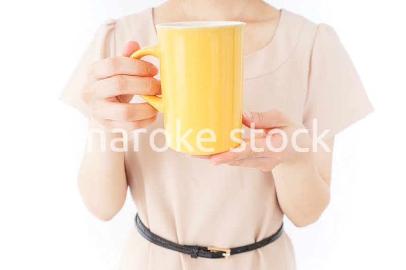 マグカップを持つ女性