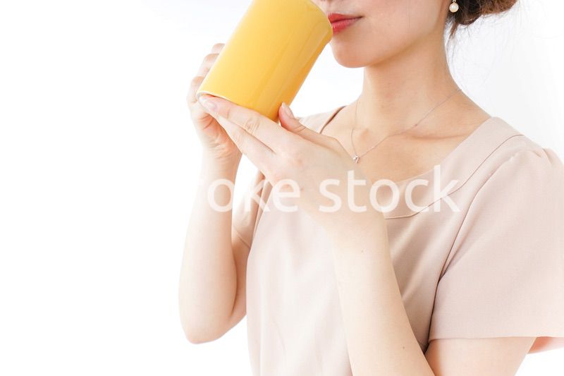 マグカップを持つ女性