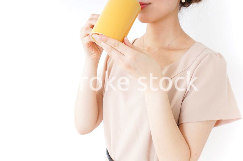 マグカップを持つ女性