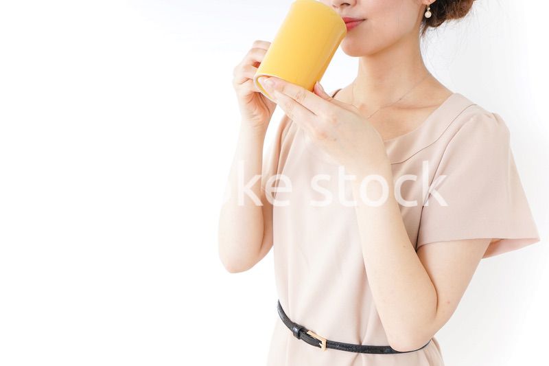 マグカップを持つ女性