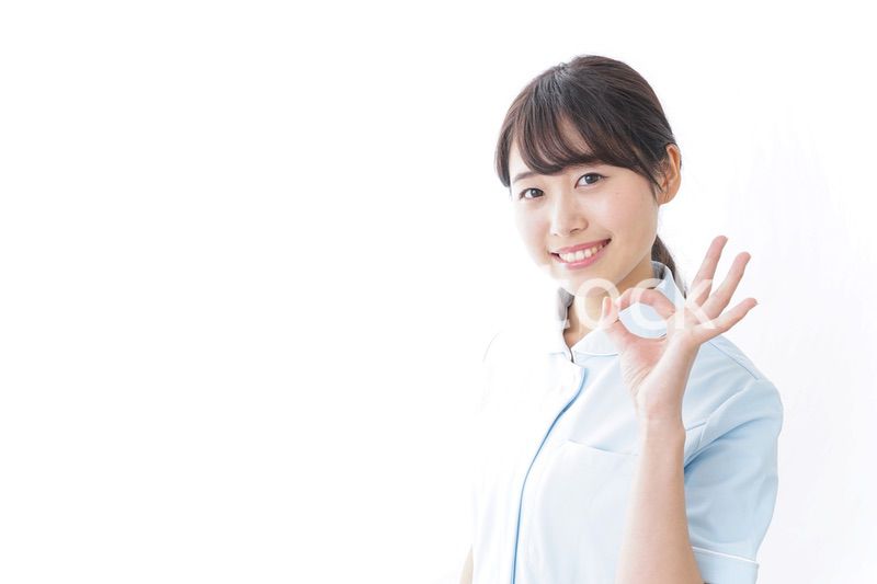 ガッツポーズをする看護師