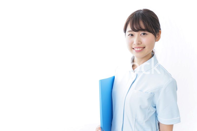 カルテを持つ看護師