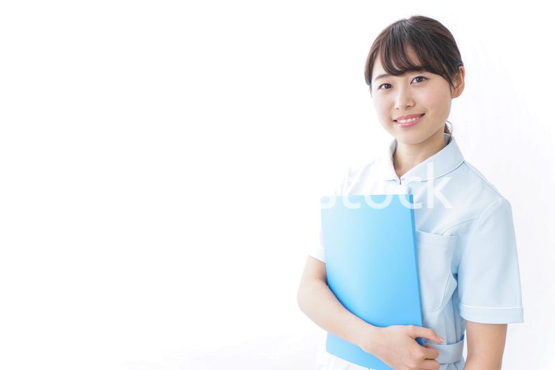 カルテを持つ看護師
