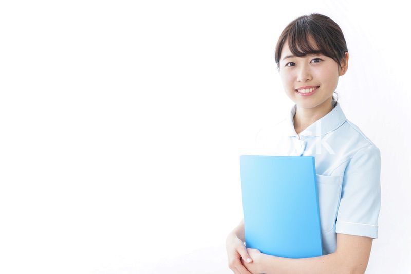 カルテを持つ看護師