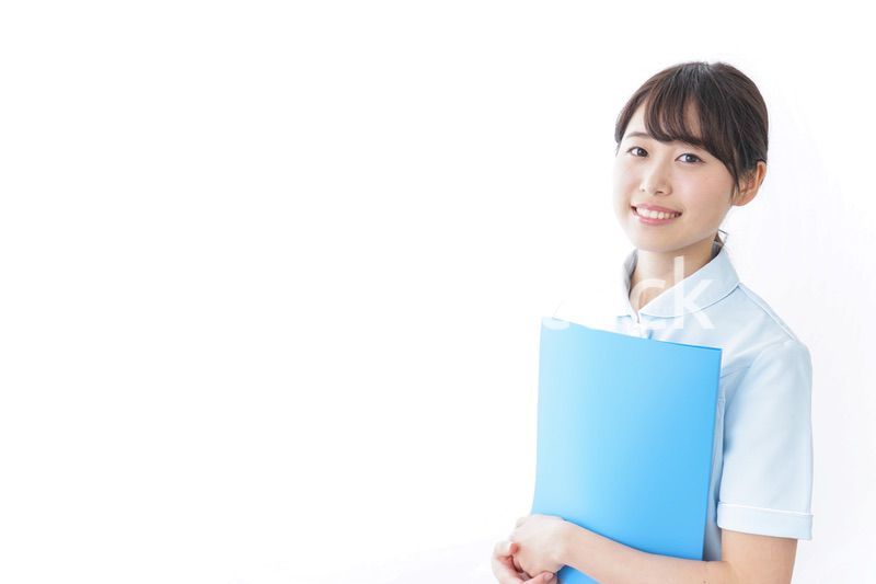 カルテを持つ看護師