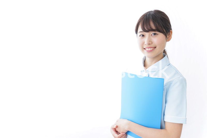 カルテを持つ看護師