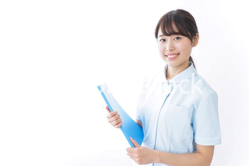 カルテを持つ看護師