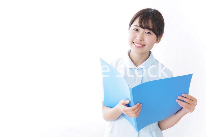 カルテを持つ看護師