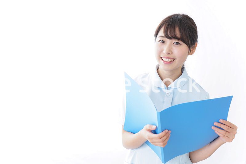 カルテを持つ看護師