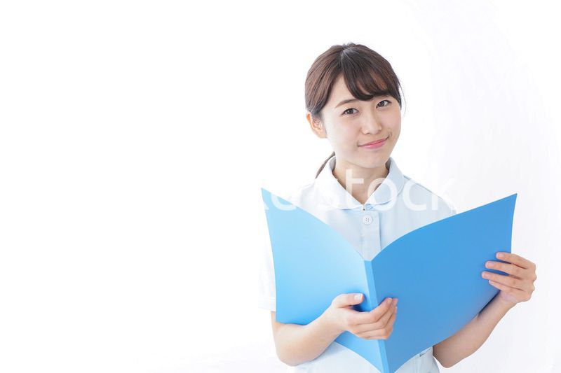 カルテを持つ看護師