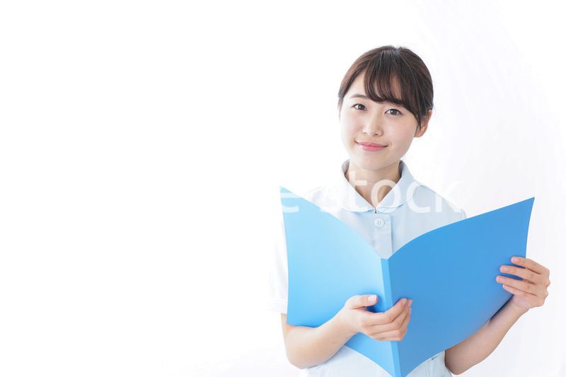 カルテを持つ看護師